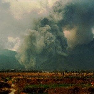 worst-tsunami-in-history-list-famous-tsunamis-with-photos