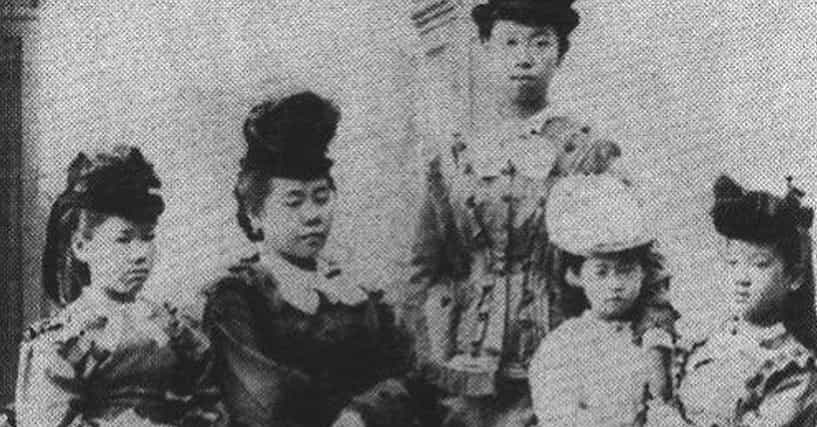 balrl jobbra: Shigeko Nagai, Teiko Ueda, Ryōko Yoshimasu, Ume Tsuda, Sutematsu Yamakawa (fot: kb. 1872)