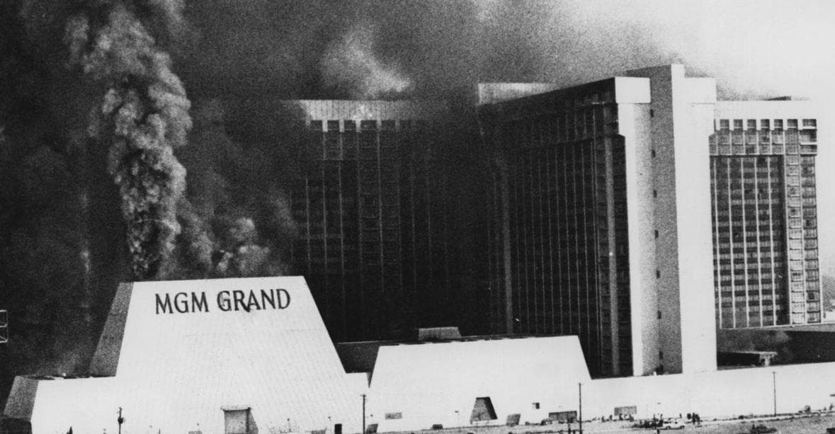 Vintage Las Vegas on X: MGM Grand's south tower construction, 1981. This  was underway at the time of the fire in 1980; opened by early '82. Later  known as Bally's Jubilee Tower.
