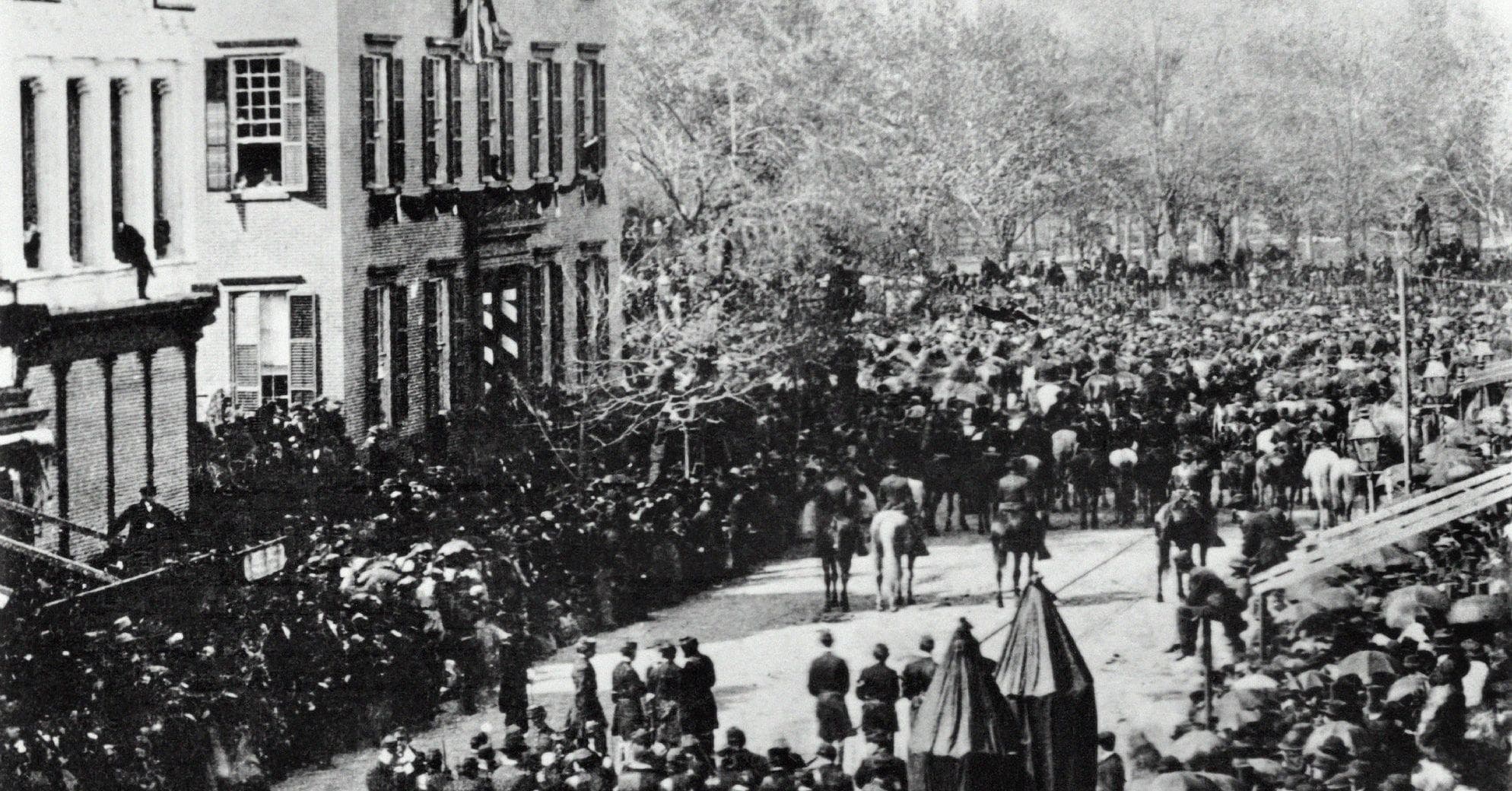 13 'When You See It…' Photos That Are Hiding Historical Figures