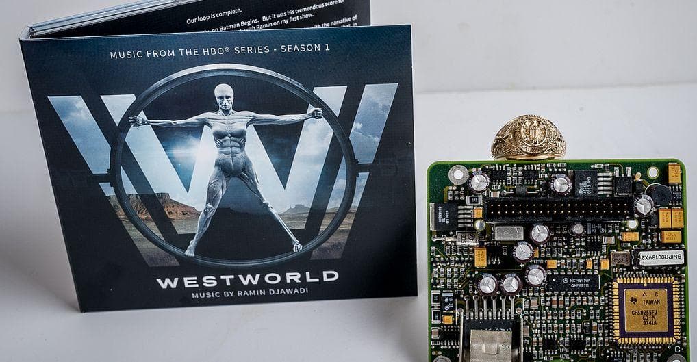 Nude Pix HQ Touch breast in bed