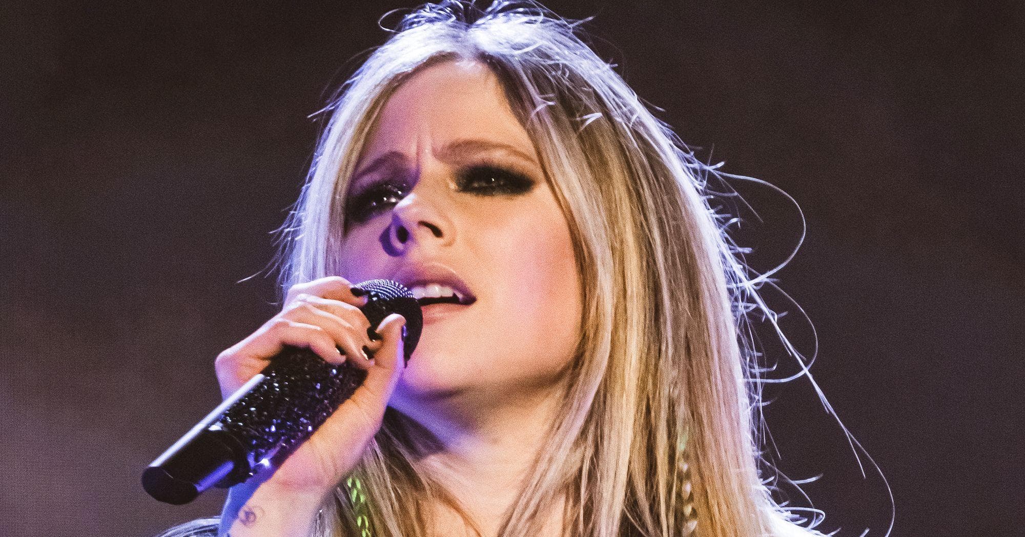 Певица поет английская. Avril Lavigne - Breakaway. Avril Lavigne Conspiracy Theory. Натали Эпплтон канадская певица. Бета лемме канадская певица.