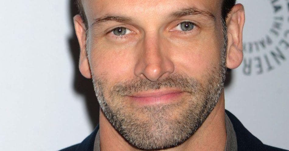 Shirtless Jonny Lee Miller | Hot Pics, Photos and Images