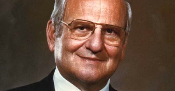 Best Lee Iacocca Quotes  List of Famous Lee Iacocca Quotes