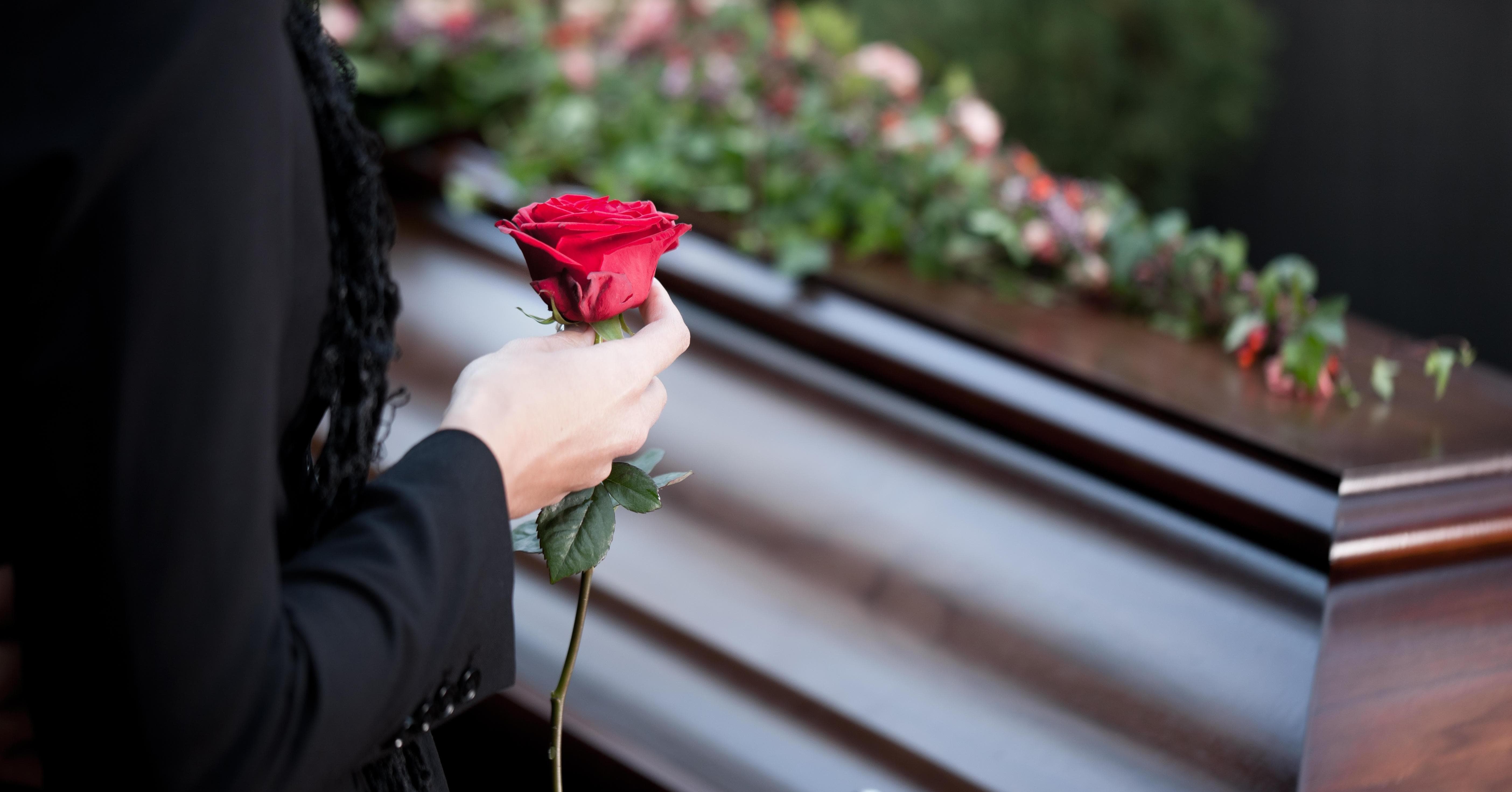 Закон о трауре. Цветы на похороны. Цветы на гроб. Похороны красивые цветы. Розы на похороны.