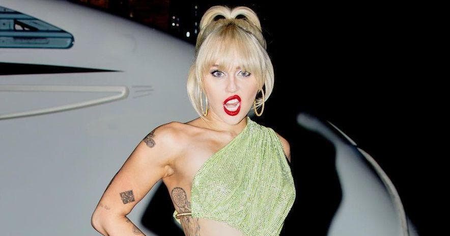 13 Celebrities Who Secretly Fixed Their Teeth With Lingual Braces