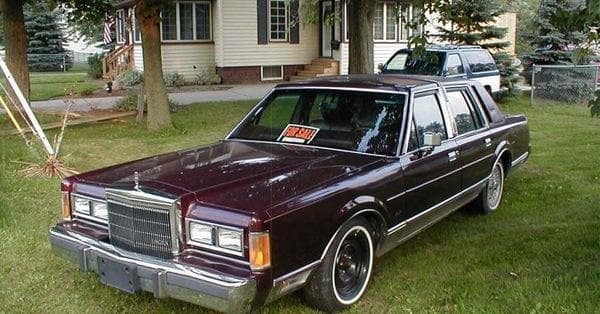 All Lincoln Town Car Cars | List of Popular Lincoln Town Cars with Pictures