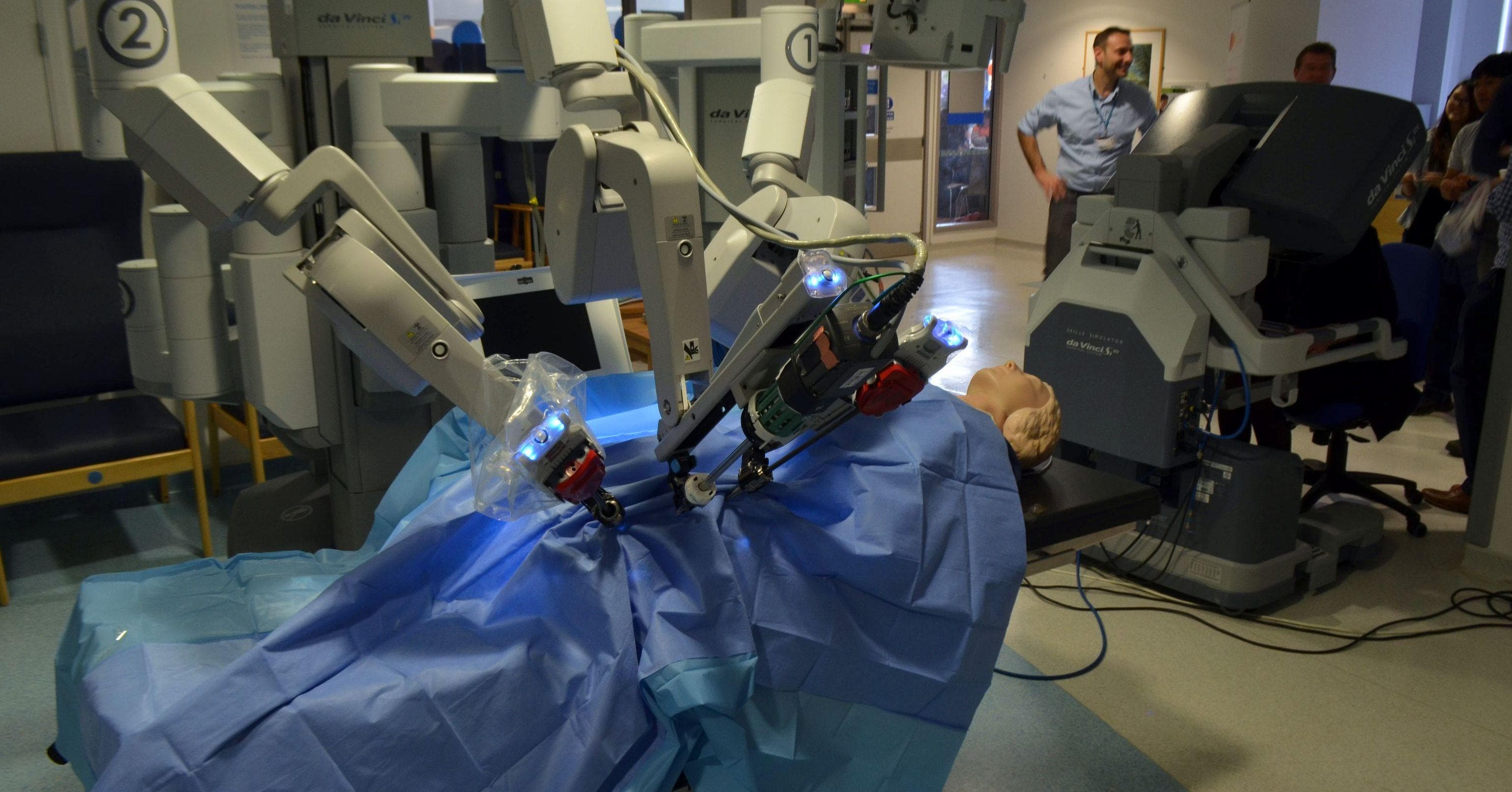 Робот провел операцию. Робот-хирург DAVINCI. Хирургический робот да Винчи. Робот-хирург da Vinci да Винчи 18 +.