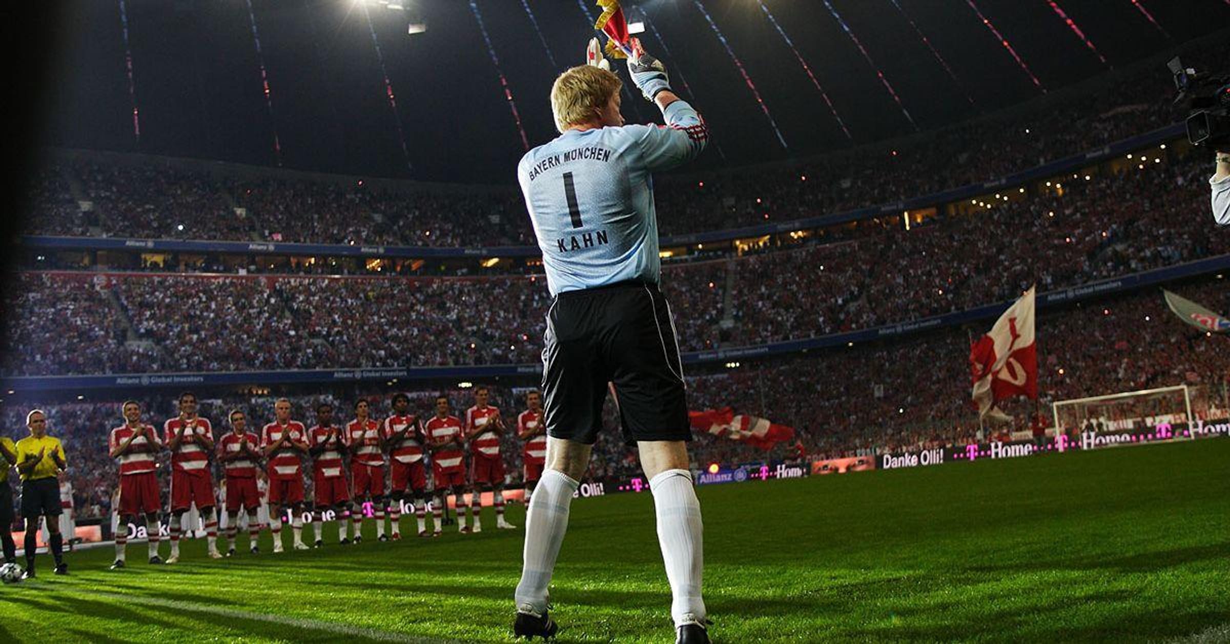 GELSENKIRCHEN, GERMANY - NOVEMBER 05: Goalkeeper Oliver Kahn of Munich  celebrates the fourth goal during t…