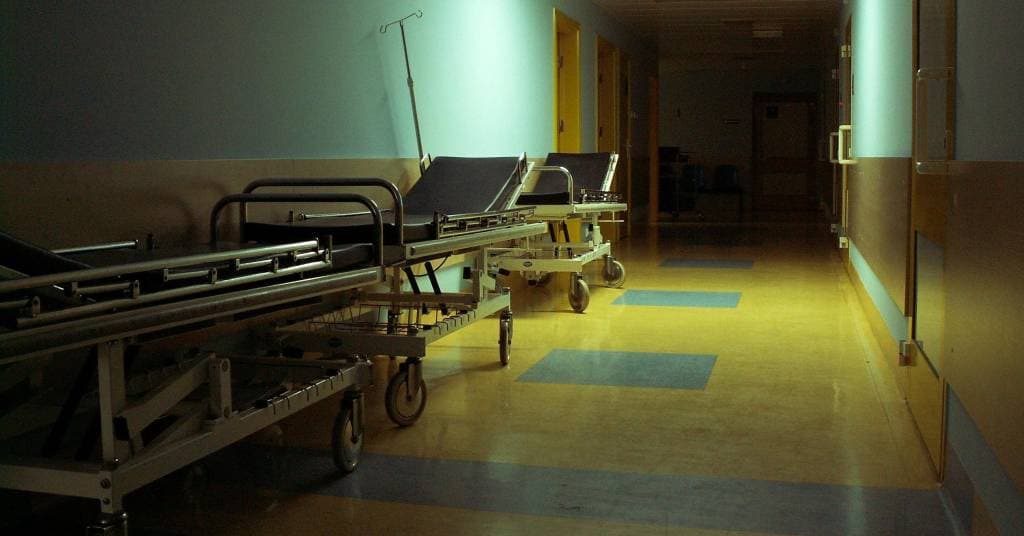 19 Creepy Stories From People Who Work In Hospitals