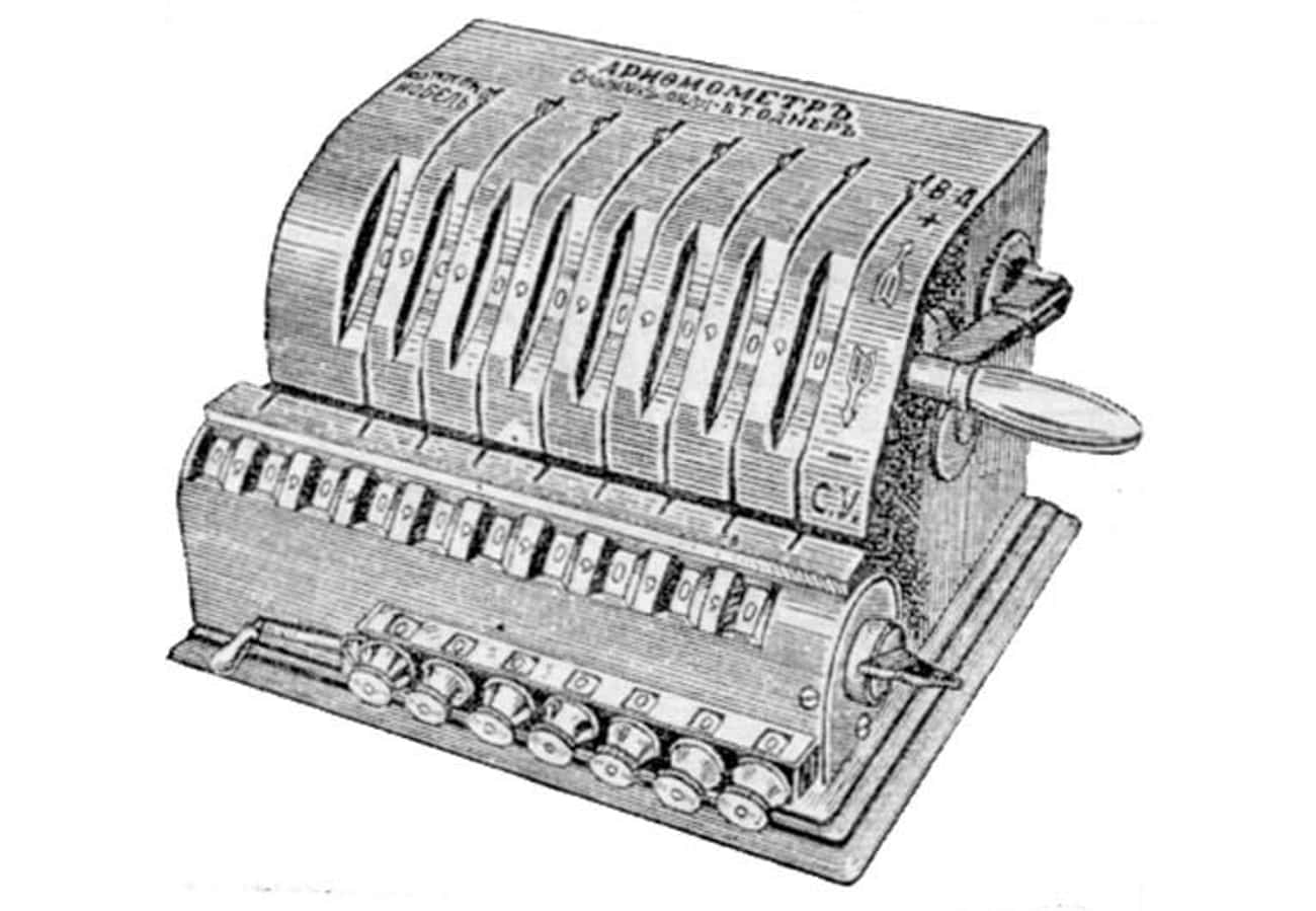 2 механический этап. Арифмометр Лейбница. Механическая счетная машина арифмометр. Изобретение Готфрида Лейбница. Механический калькулятор Лейбница.