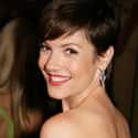 USA, California, San Diego   Zoe McLellan is an American television actress, known for her roles as Jennifer Coates in the CBS procedural JAG, as Lisa George in the ABC soapy comedy Dirty Sexy Money, and as Meredith Brody...