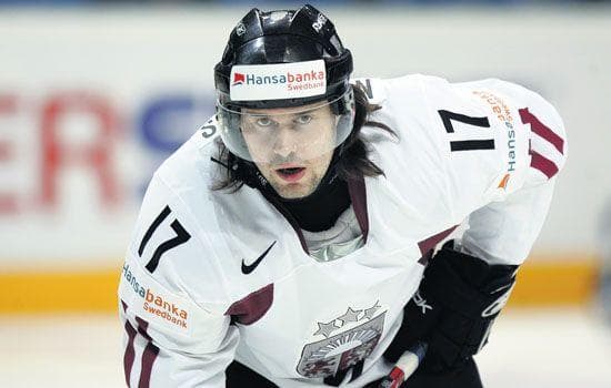 aleksandrs-i-ivijs-hockey-players-photo-