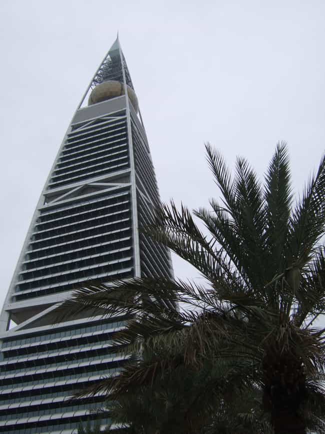 Unique landmarks. Небоскрёб с золотой пирамидой на крыше Дубай.
