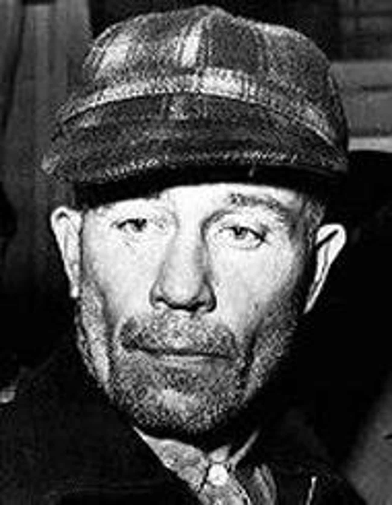 Ed Gein&#39;s Mother Taught Him To See Men As Evil And Raised Him As A Girl