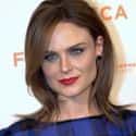 Los Angeles, California, USA   Emily Erin Deschanel is an American actress and producer. She is best known for starring in the Fox procedural comedy-drama series Bones as Dr.