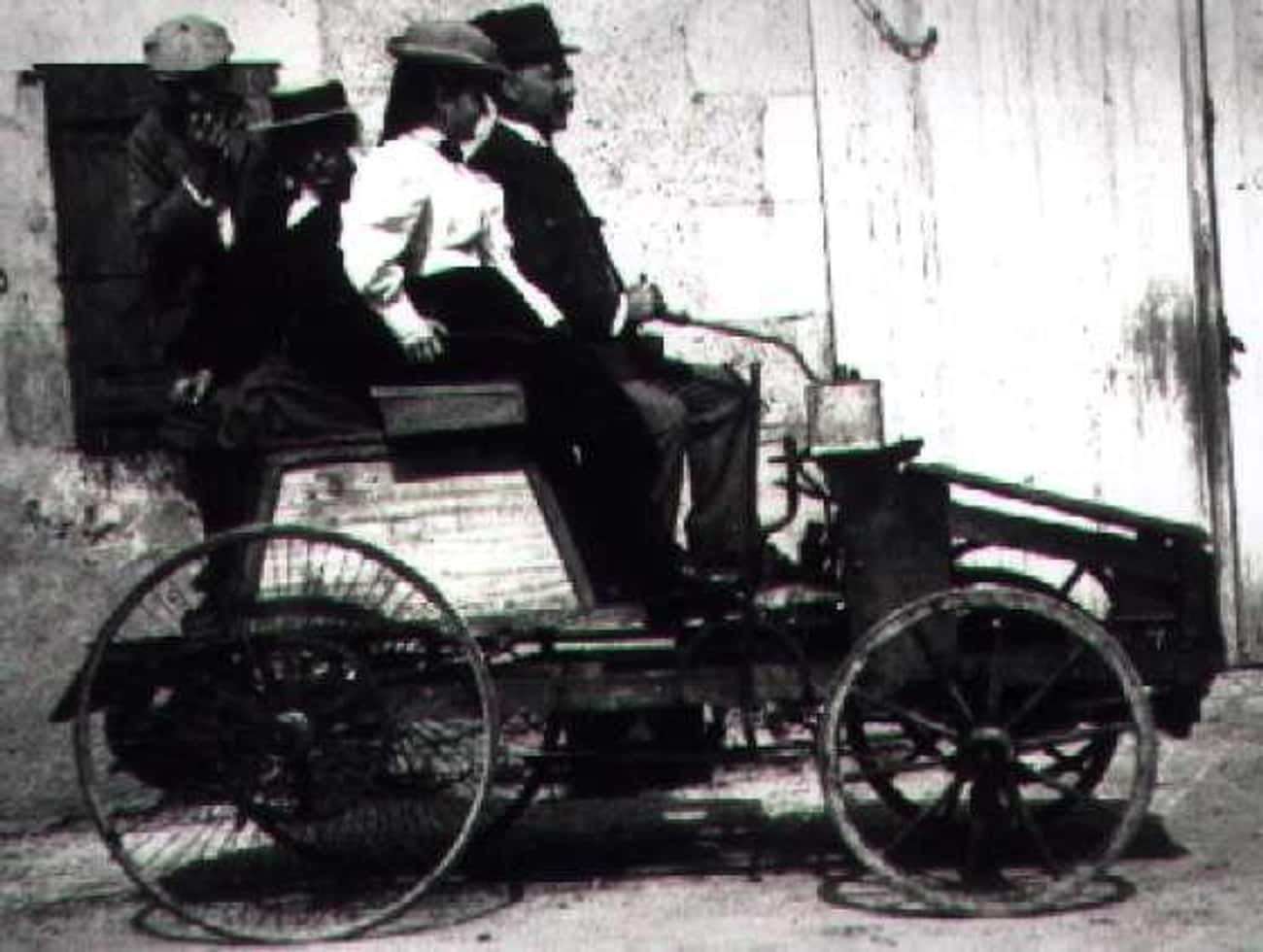 Первый автомобиль с двигателем сгорания. Гиппомобиль Этьен Ленуар. Этьен Ленуар первый автомобиль. Первый бензиновый двигатель изобретённый Этьеном Ленуаром в 1860 году.