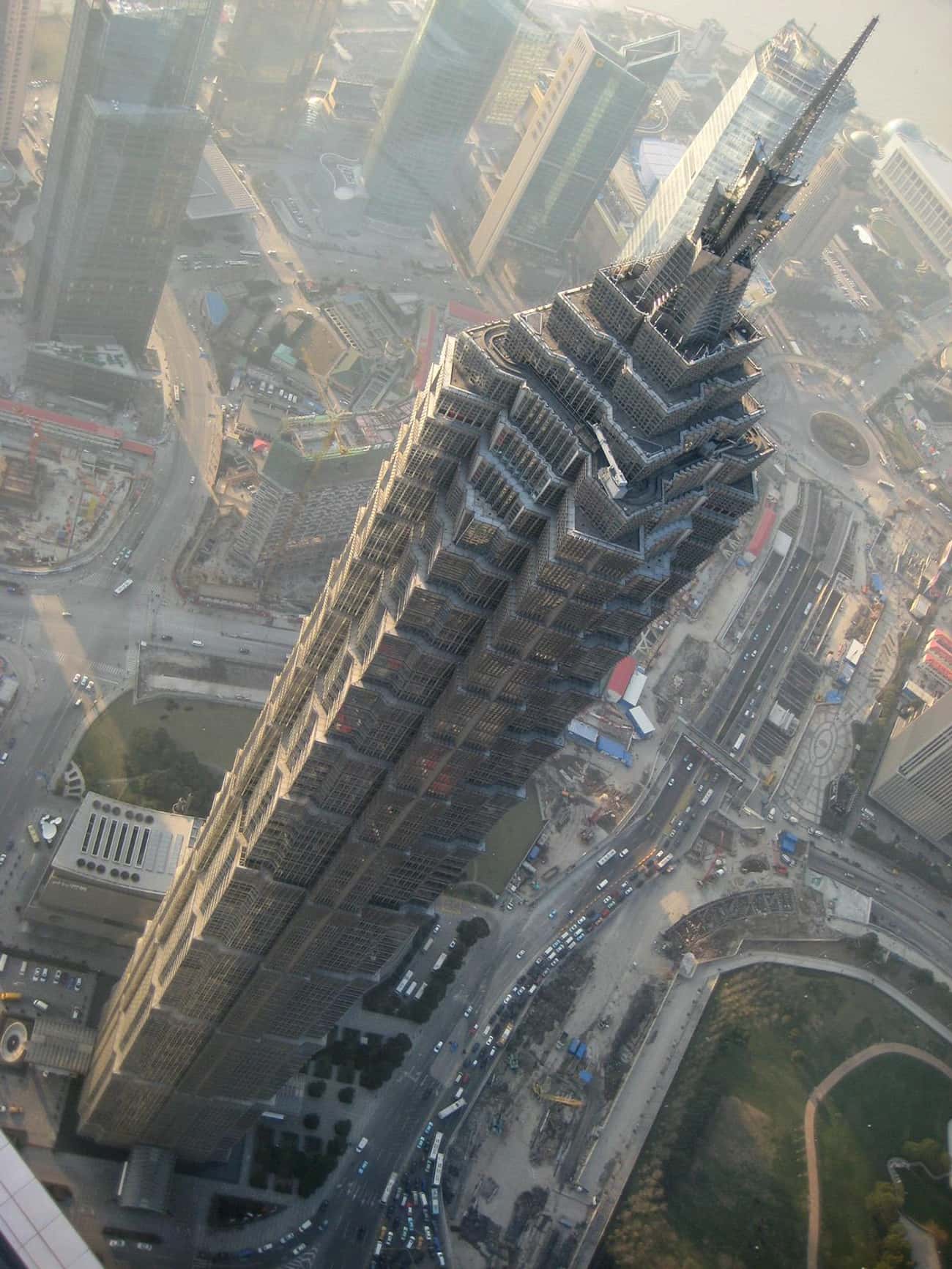 Высота небоскреба в метрах. Башня Цзинь Мао. Башня Цзинь Мао Шанхай Китай. Небоскреб Мао Цзиня в Шанхае. Самые высокие небоскребы Шанхая Цзинь Мао.