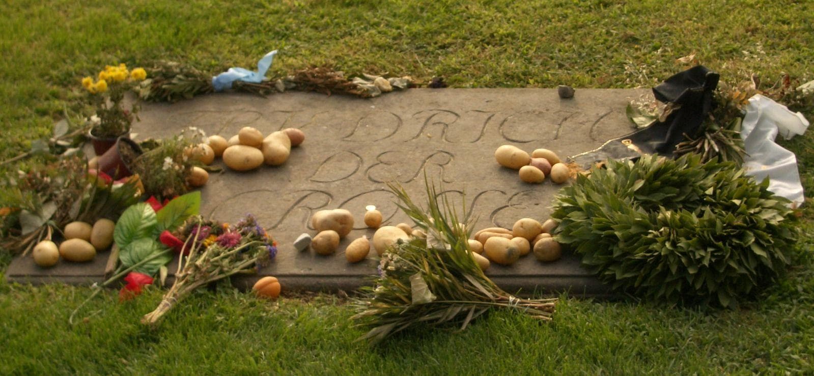 People Leave Potatoes At The Grave Of Frederick the Great
