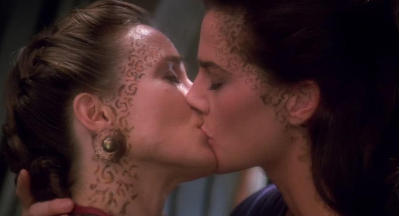 The 'Star Trek: Deep Space Nine' Lesbian Kiss Between Aliens Generated The Most Complaints In The Show's Entire Run
