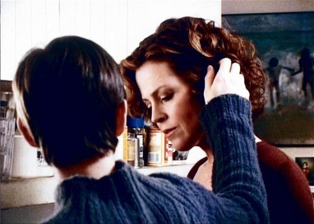 Мальчик целует маму. Мать-french kiss. Boy relationship. Boy woman real. Мама в шортах.