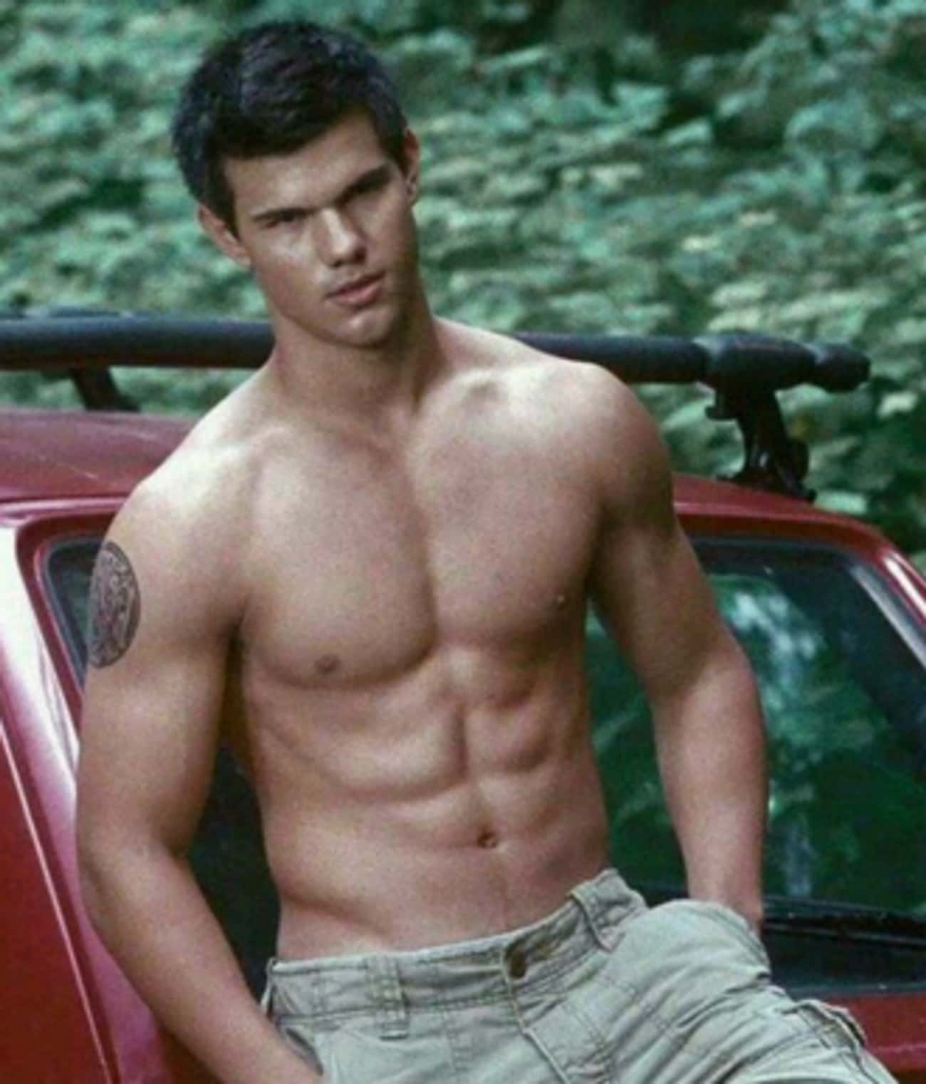 Taylor Lautner&#39;s Countless Shirtless Scenes Made Him Very Uncomfortable