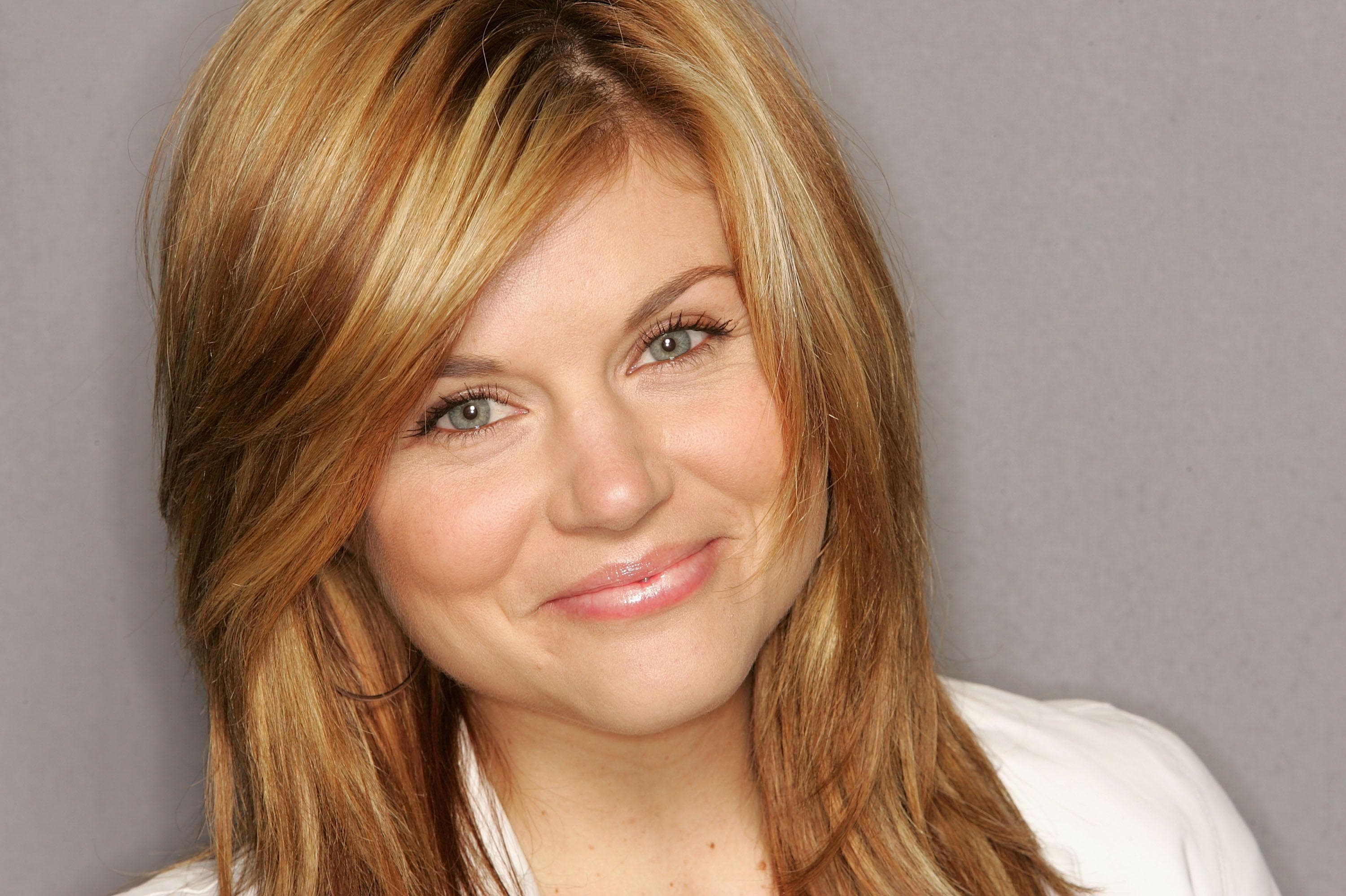 tiffani thiessen white collar hair