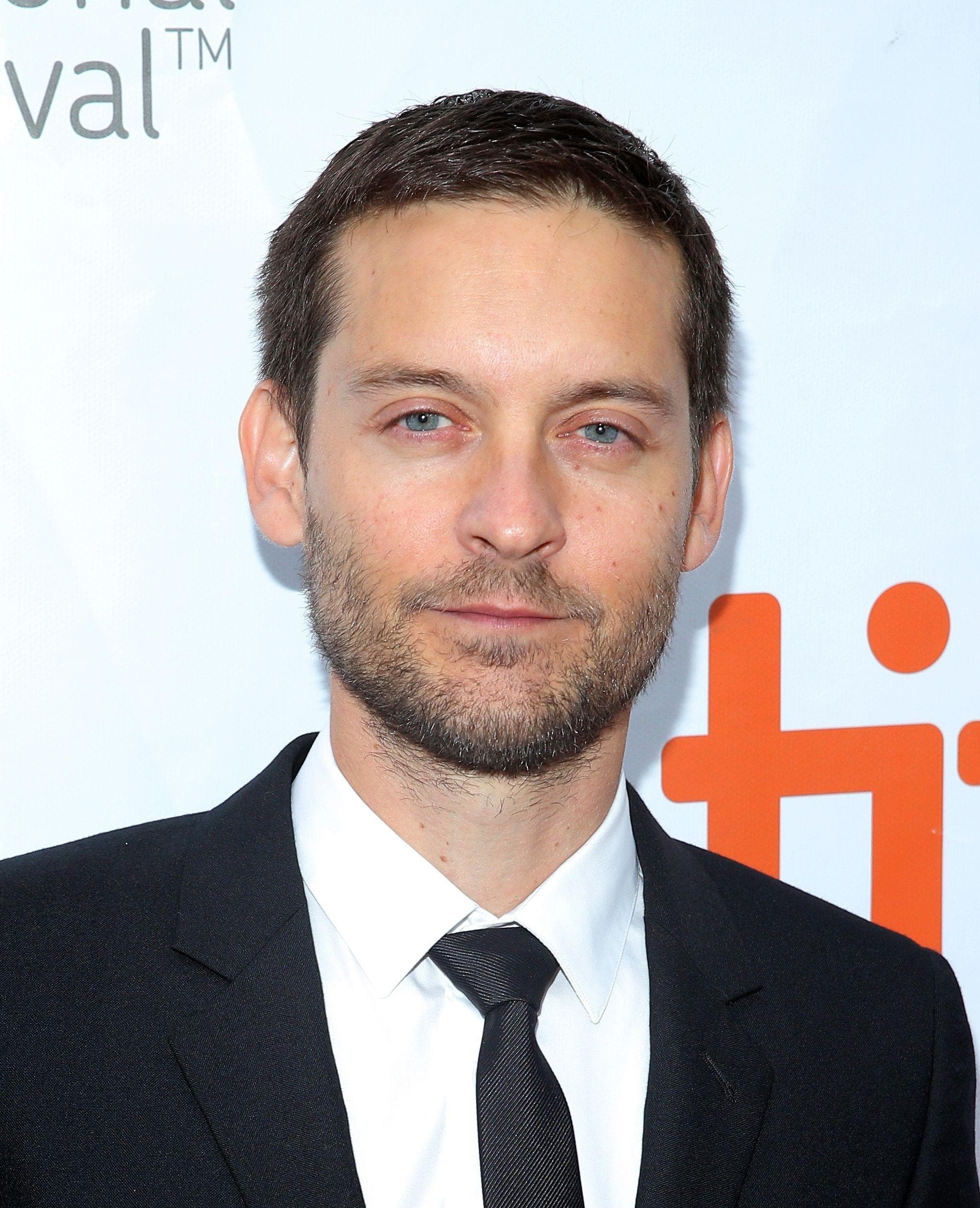 16 Celebrities With Weak Chins