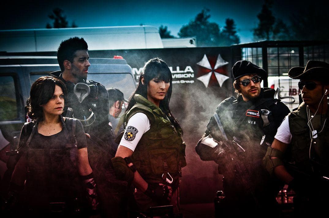 Составить слова из букв на английском. Sb буквы. Логотип ds. E v r эмблема. Резидент ивел солдаты амбрелла.