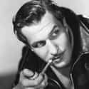 Dec. at 82 (1911-1993)   Vincent Leonard Price, Jr. was an American actor, well known for his distinctive voice as well as his serio-comic performances in a series of horror films made in the latter part of his career.