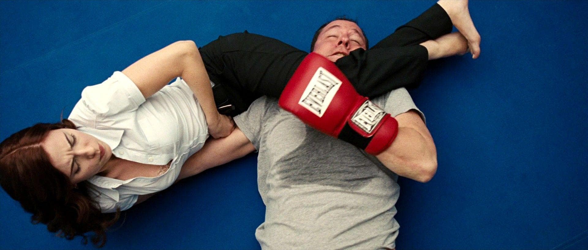 Скарлетт йоханссон железный человек на ринге. Человек в круге. Скарлетт йоханссон железный человек 2. Упражнения при остеохондрозе на стуле. Подручные предметы для самообороны.