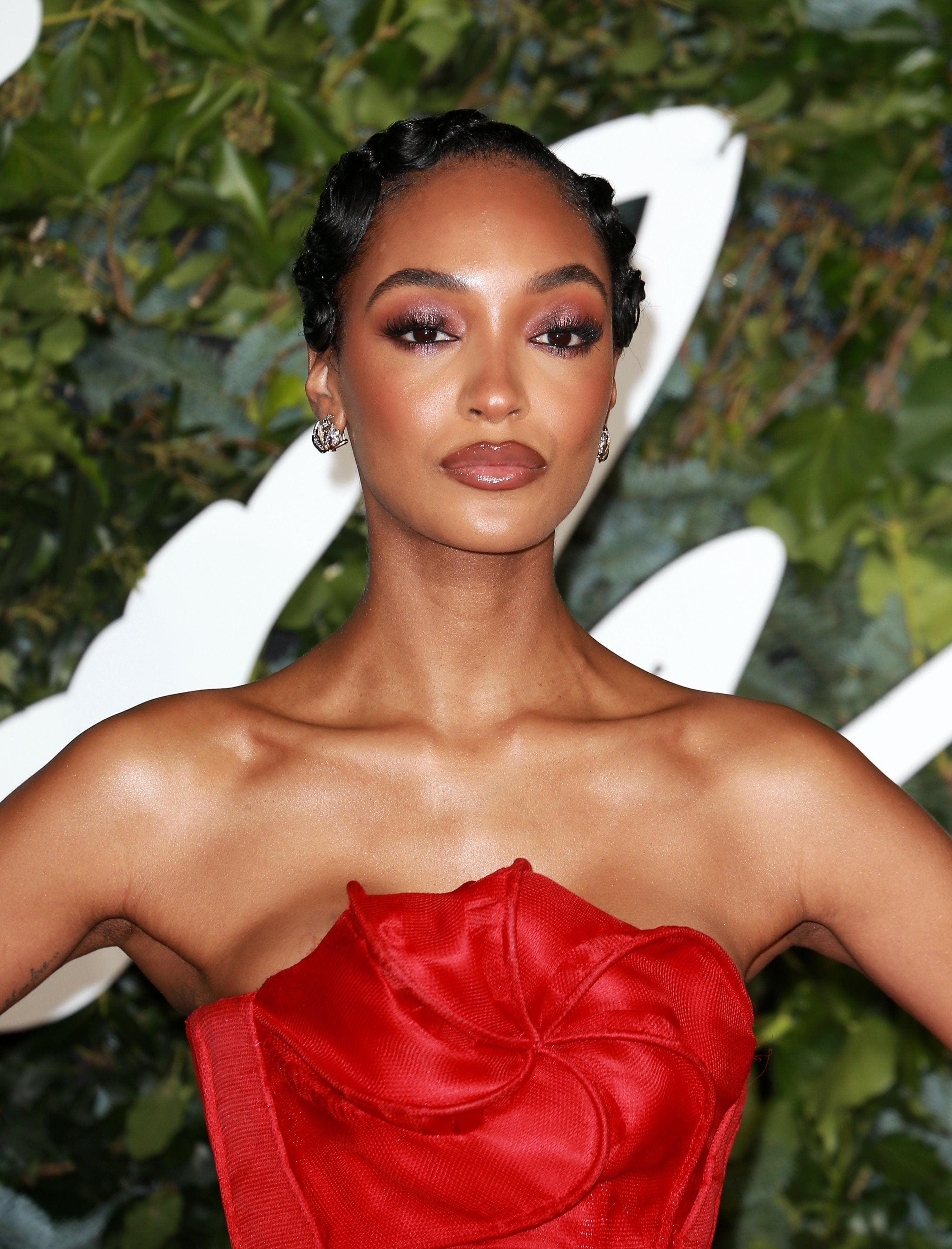 Female Celebrities Who Are 6’0" Tall