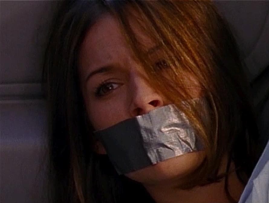 Девочка подросток с заклеенным ртом. Заклеенный рот девушек 18. Девушка с заклеенным ртом. Чарли мёрфи актриса tape gagged. Dubstep картинки.