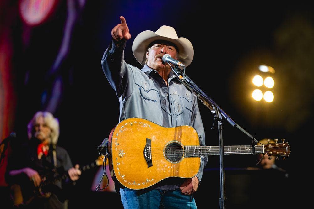 Things We Just Found Out About &rsquo;90s Country Singers