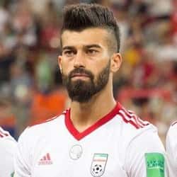 Ramin Rezaeian of Sepahan FC and Jafar Salmani of Esteghlal battle