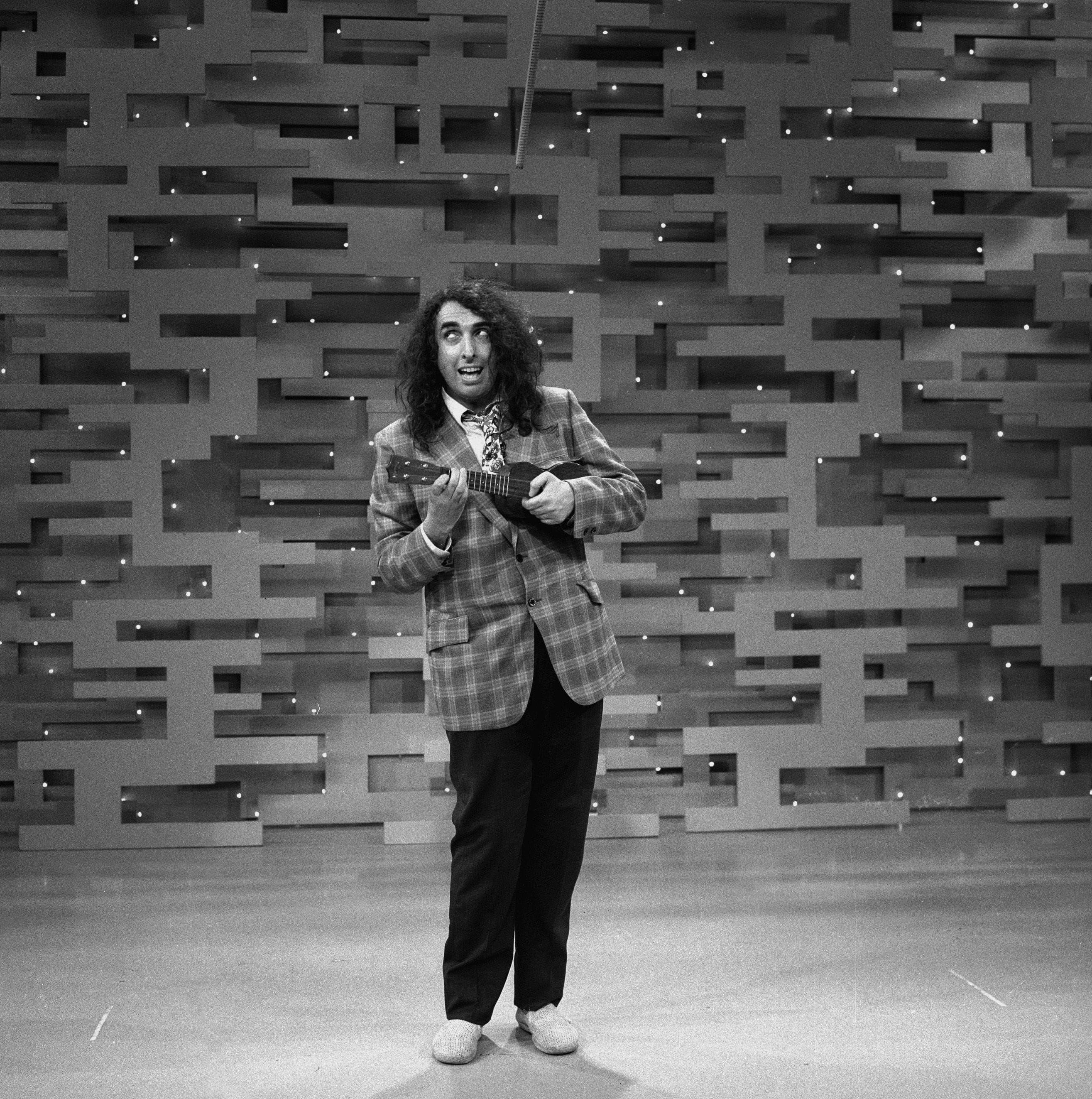 25+ Famous People Born On 4/12 | Celebrities With April 12 Birthdays