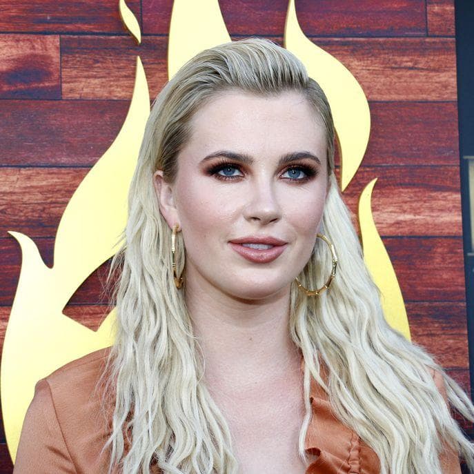 Female Celebrities Who Are 6’0" Tall