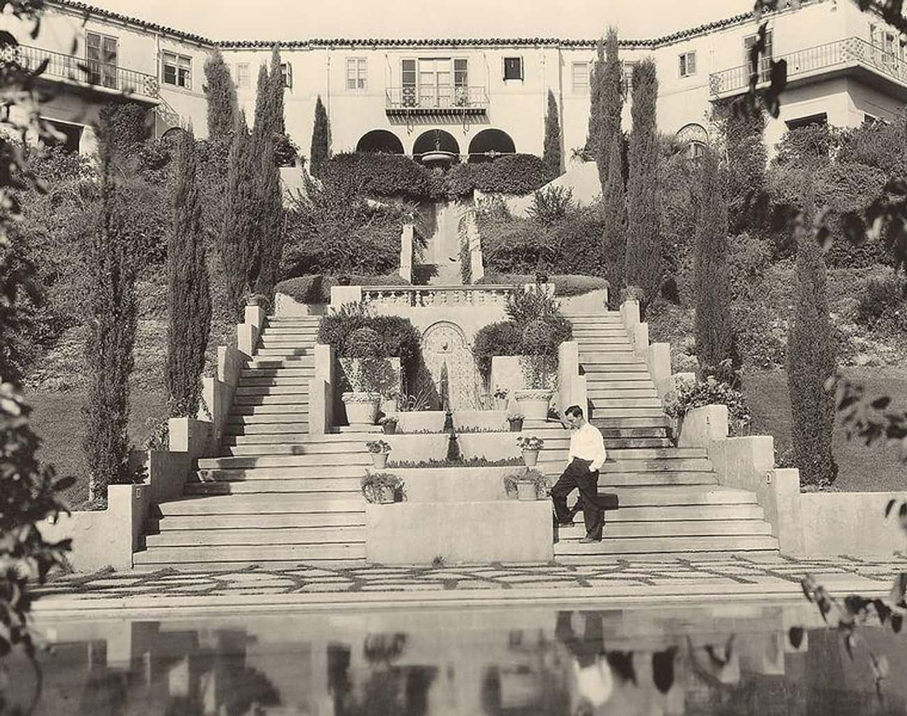 Buster Keaton Built His Wife A Nearly 11,000-Square-Foot Mansion With $14,000 Worth Of Palm Trees