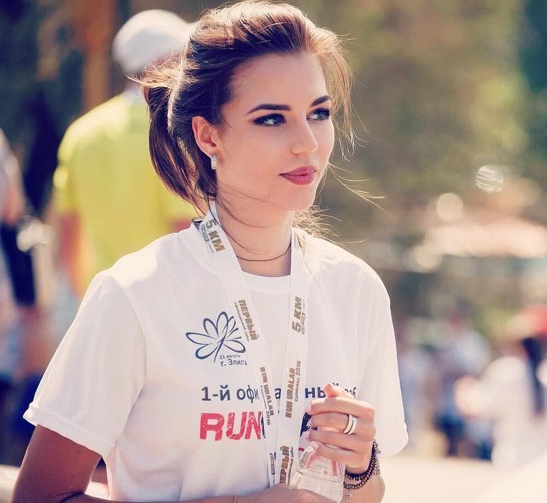 Of black pantyhose on