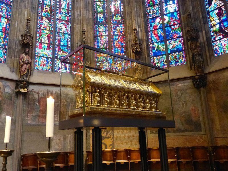 What The Graves Of 31 Historical Kings Actually Look Like