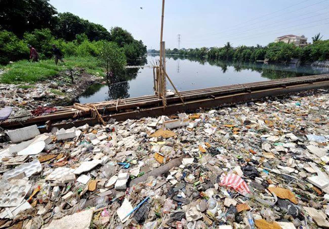 Загрязнение рек россии. Река Цитарум Индонезия. Цитарум самая грязная река в мире. Река Читарум в Индонезии. Река Цитарум самая.