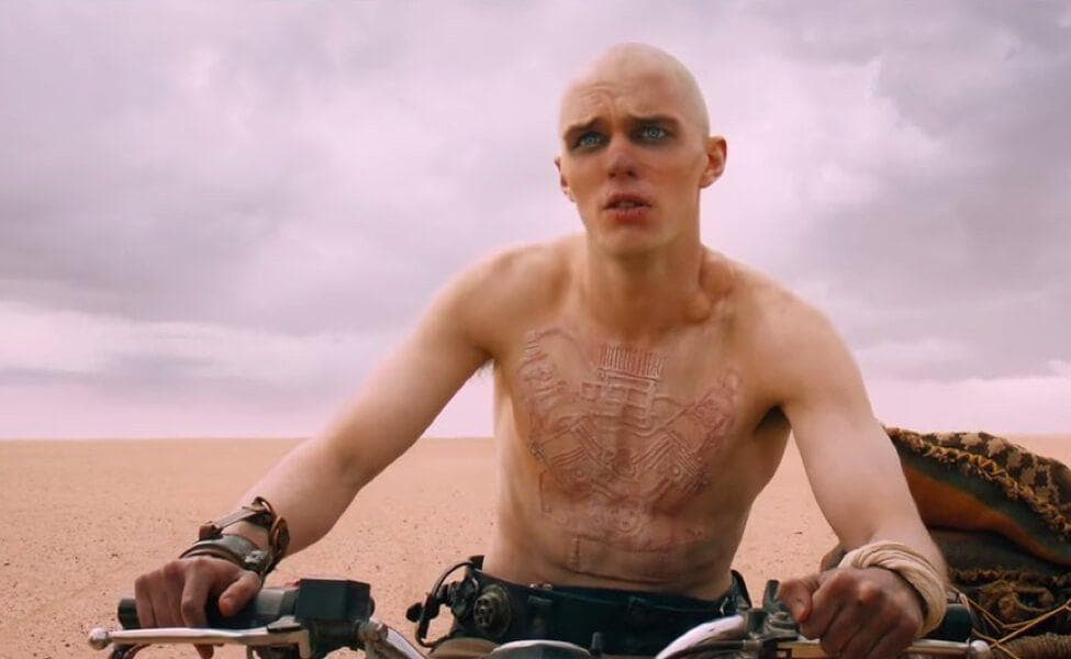 Хью кияс-бёрн безумный макс дорога ярости. Стиль мэд макс. Безумный это какой. Безумный это какой. Безумный макс дорога ярости джо.