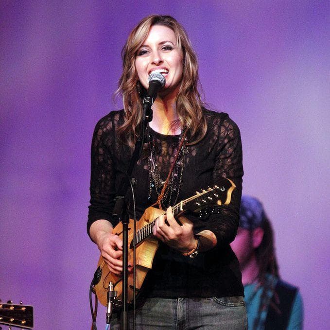 19 Country Singers Who Are Single