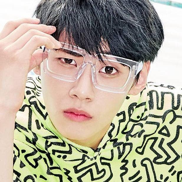 20+ Male Kpop Idols Born In 1996