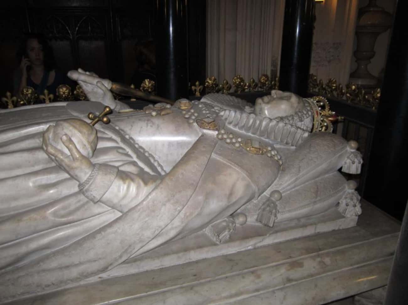 Где похоронены короли. Вестминстерское аббатство могила Елизаветы 1. Вестминстерское аббатство могила Елизаветы 2. Надгробие королевы Елизаветы i Вестминстерском аббатстве.