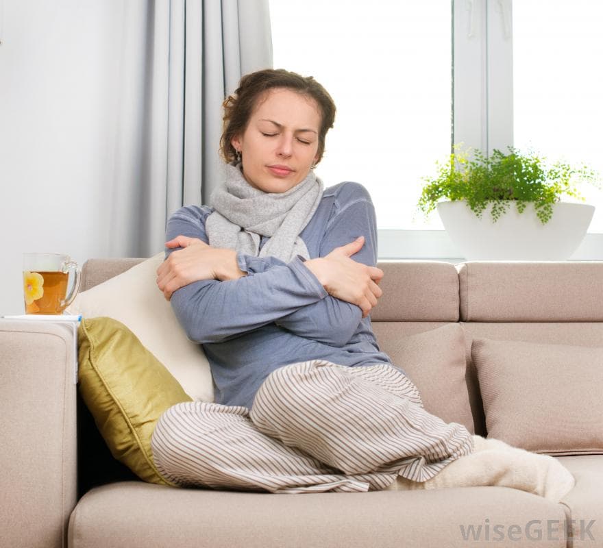 Женщина с градусником. Как снизить температуру у ребенка 5 лет. Симптомы заболевания простудой. Озноб без температуры. От чего может быть озноб без температуры.