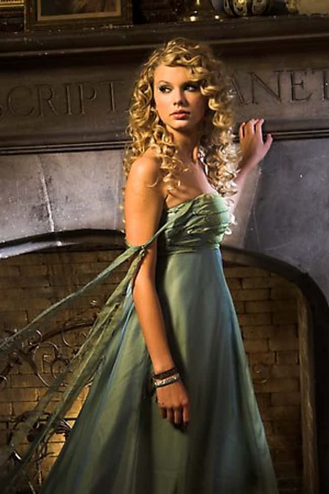 Taylor Swift Gets Her Threads  is listed (or ranked) 21 on the list The 26 Hottest Taylor Swift Pictures