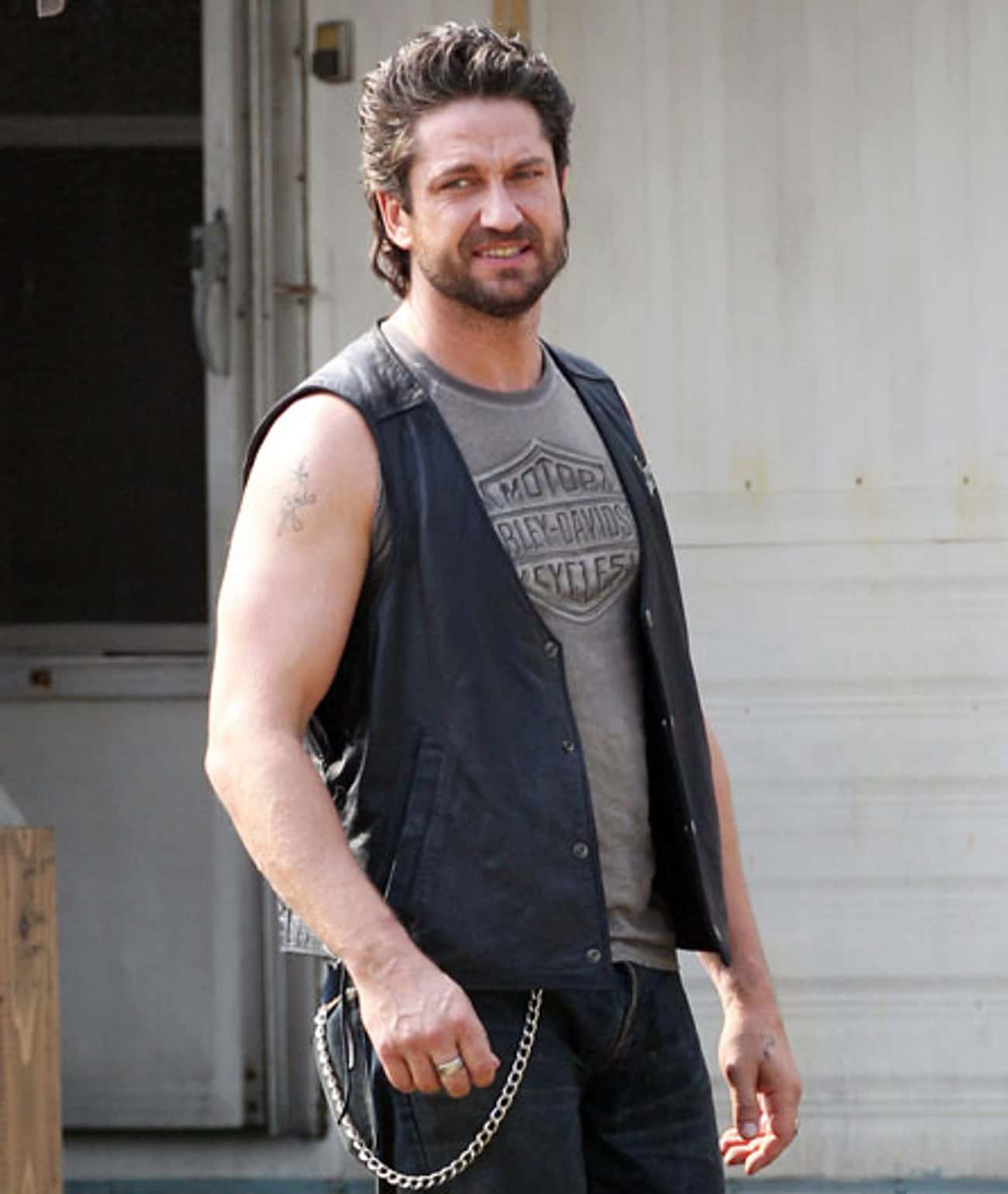 Gerard Butler in Printed Sleeveless over Chaleco