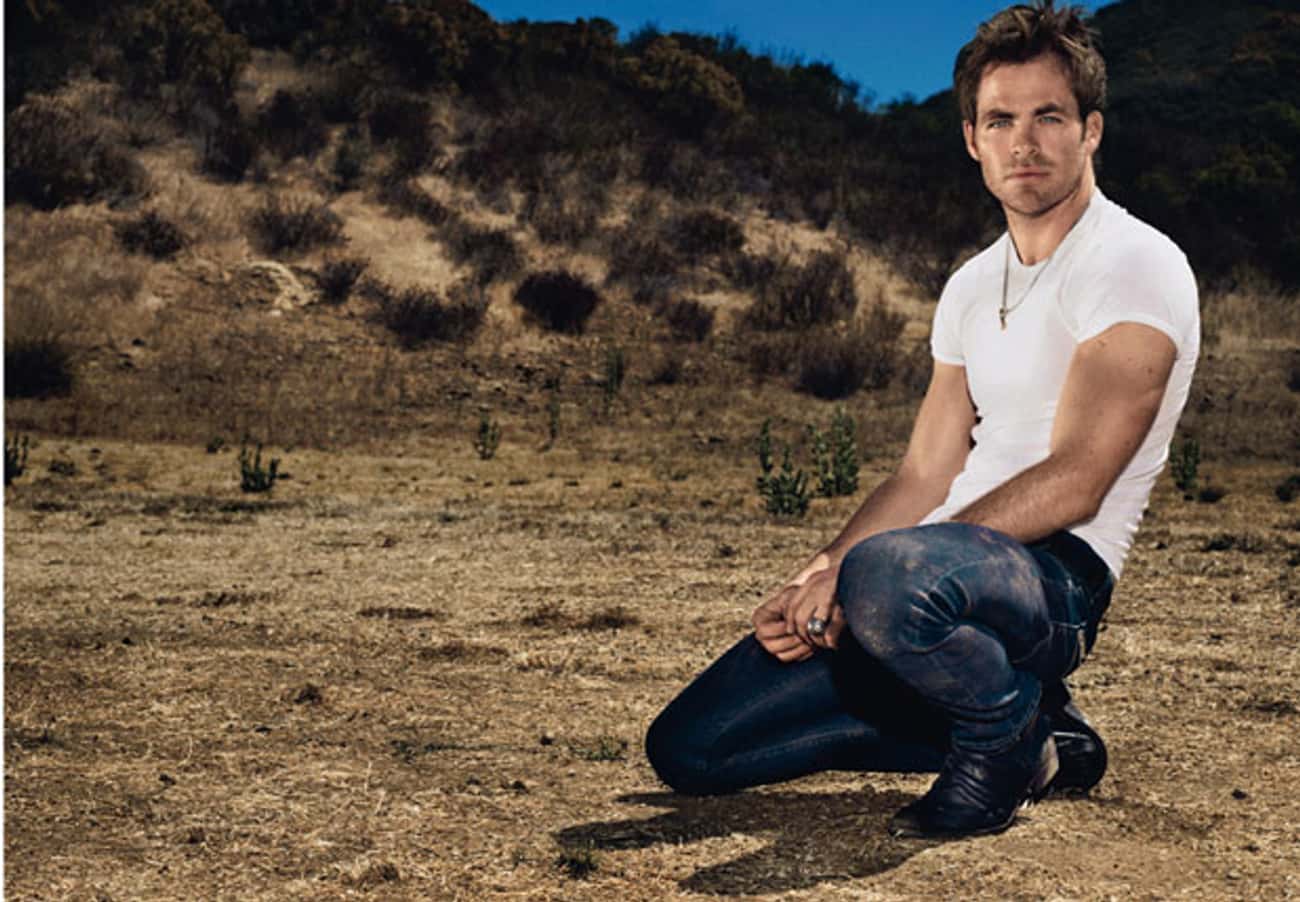 Chris Pine in Fitted White T-Shirt with Skinny Jeans