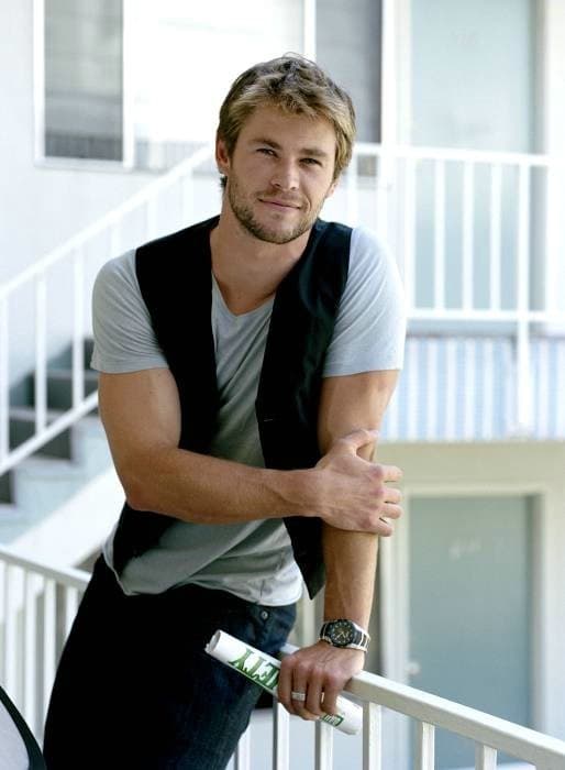 chris hemsworth tight shirt